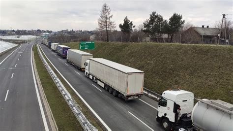 Na granicy długie korki i ogromne problemy kierowców W poniedziałek