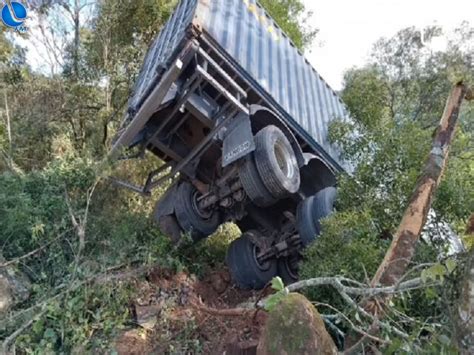 Carreta Sai Da Pista Na Br Em Barrac O Rs Lagoa Fm A Primeira