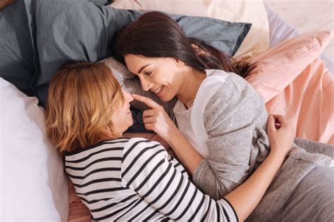 Deux Femmes Dans Le Lit Se Touchent Doucement Photo Stock Image Du Paire Désir 142341498