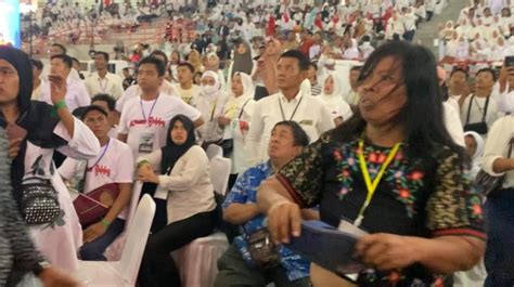 Wanita Ngamuk Siram Air Dan Lempar Sandal Saat Jokowi Hadiri Acara