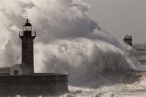 巨大的暴风海浪喷发多罗河高清图片下载 正版图片506457363 摄图网