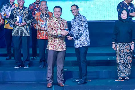 Kadisdik Jabar Terima Penghargaan Anugerah Merdeka Belajar Program