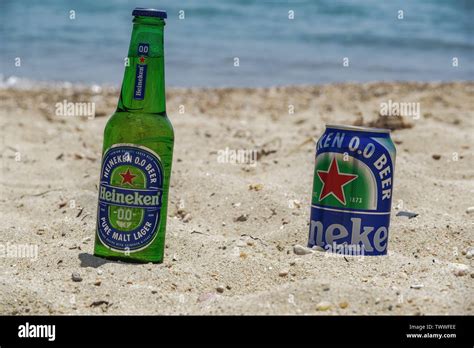 Botella De Cerveza Heineken Cero Alcohol Can En La Playa De Arena