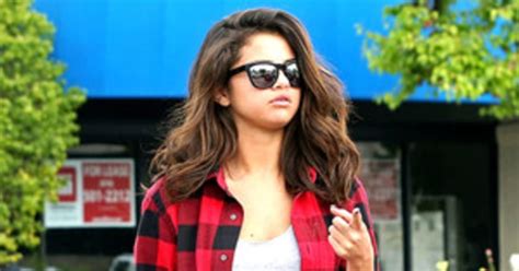 Selena Gomez Flaunts Bare Midriff After Working Out—see The Pics E News