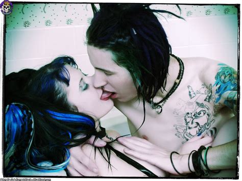 Alternative Porn Star Nixon Suicide Fucks In A Bathtub Photos