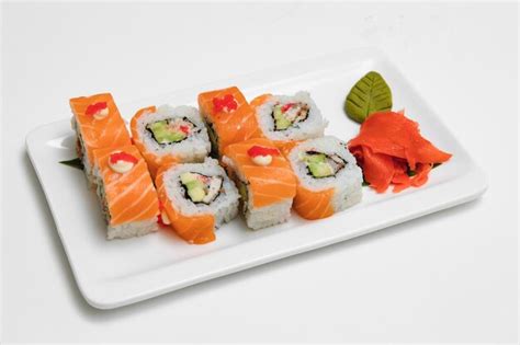 Rollo De Sushi Aislado En Blanco Foto Premium