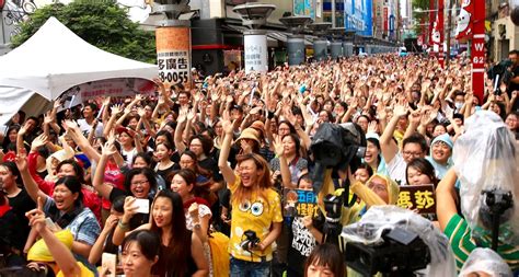 澆不熄熱情！五月天嗨爆西門町 重回舊地歌迷噴淚 好房網news