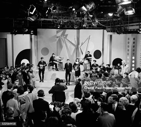 The Applejacks Performing In The Bbc Top Of The Pops Studio At News