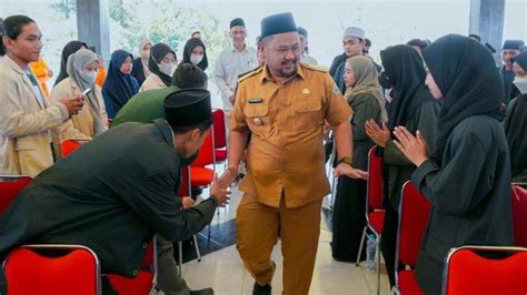 Bupati Gus Yani Serahkan Beasiswa Produktif Dari Baznas Untuk 96