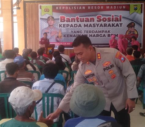 Kapolres Madiun Bersama Bhayangkari Bantu Masyarakat Terdampak Kenaikan