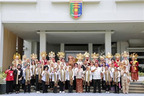 Ibu Riana Sari Arinal Dampingi Ibu Negara Iriana Joko Widodo Beserta