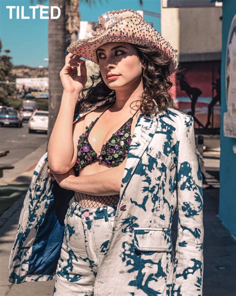 6 Hot Sexy Niki Koss Bikini Pics