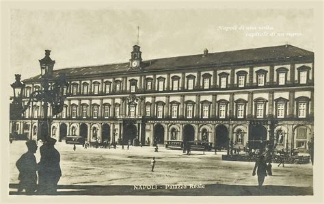 Napoli Piazza Plebiscito Animata Con In Primo Piano Il Palazzo Reale