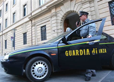 Tassisti Abusivi Nel Centro Di Napoli Bliz Della Guardia Di Finanza Il Mediano