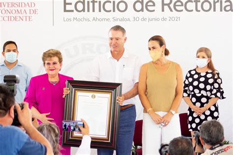 Familia Lince De La Uadeo Entrega Reconocimiento Especial Al Gobernador