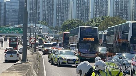 東區走廊7車串燒相撞2人傷 往中環方向一度擠塞 星島日報