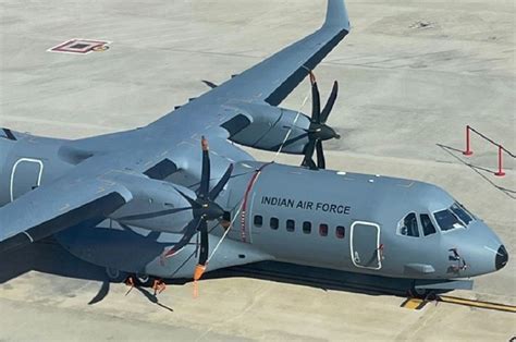 El primer avión C 295 de la India es recibido por su ministro de