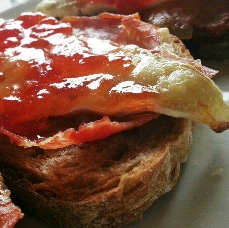 Tosta de jamón serrano queso brie y mermelada de tomate Tapas