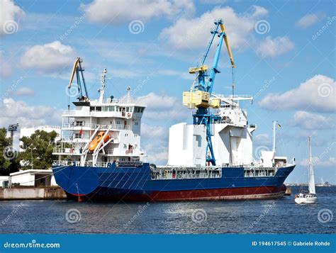 Visie Op De Haven Met Vrachtschip En Kranen In Wismar Duitsland Stock