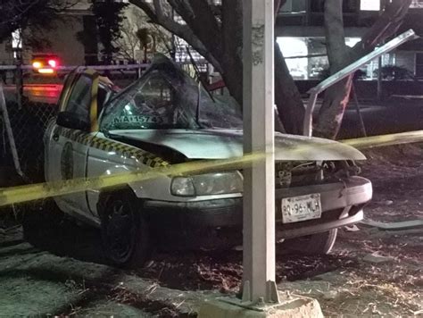 Muere taxista al estrellar su auto contra un árbol