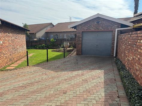 3 Bedroom Townhouse For Sale In Heuwelsig 1 David Botha Crescent P24 114484812