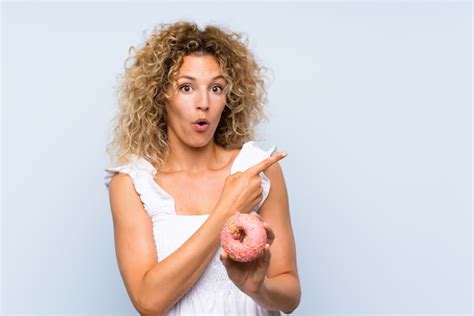 Jovem Mulher Loira Cabelos Cacheados Segurando Um Donut Sobre