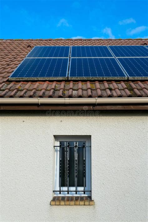 Painéis Fotovoltaicos Instalados No Telhado De Uma Casa Fotografia