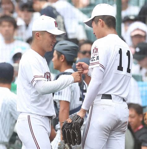 ＜広陵・東海大相模＞試合後のクールダウンを終え、涙の堀田（右）と笑顔でグータッチをかわす広陵・高尾（撮影・北條 貴史） ― スポニチ