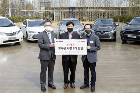 한국토요타 산학협력자동차 기술 대학에 차량 8대 기증