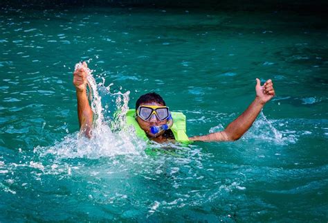 How to Snorkel - Simple & Practical Snorkeling Tips