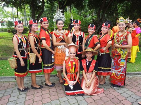 Perbezaan Antara Dayak Laut Dan Dayak Darat Di Sarawak