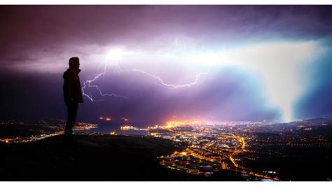 Daredevil Photographer Captures Surreal Lightning Strikes (PHOTOS