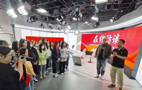 校企双向赋能——文化与传媒学院新闻学专业赴合肥日报社开展研学旅 新闻动态 文化与传媒学院