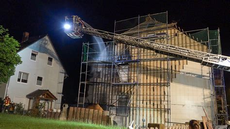 NonstopNews Brand an Hausfassade greift auf Dachstuhl von Wohngebäude