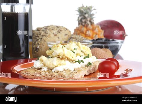 Knaeckebrot Mit Frischkaese Und Ruehrei Stock Photo Alamy