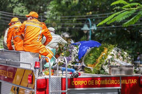 Vídeo cortejo fúnebre percorre ruas e população dá último adeus ao ex