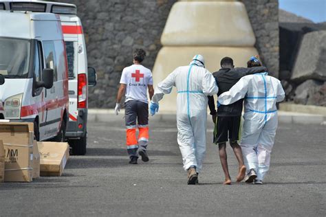 Fotos Un Centenar De Personas Llegan A El Hierro En Dos Cayucos Canarias7