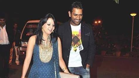 Ms Dhoni Sakshi Marriage Anniversary Check Unseen Pics Of The Adorable Couple News Zee News