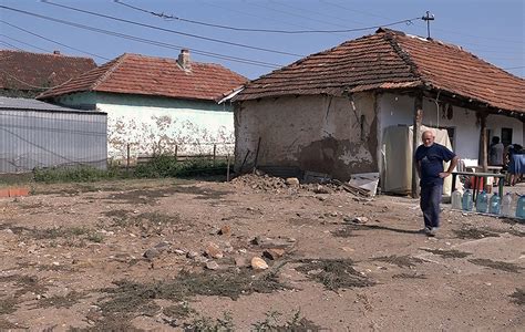 Une Famille De Gra Anica Sans Maison Ni Salle De Bain Attend La