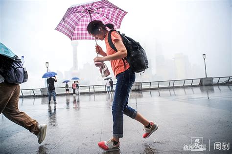 台风“灿都”来临前，魔都的天空是风云变幻，大风裹挟疾雨而至 晨镜头 周到上海