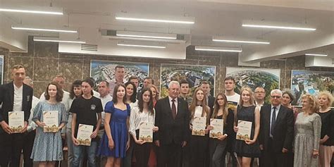 13 elevi de 10 din municipiul Suceava au fost premiați astăzi de