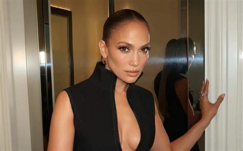 JLo Luce Vestido Cut Out Que Deja Su Espalda Al Aire Fotos CHIC Magazine