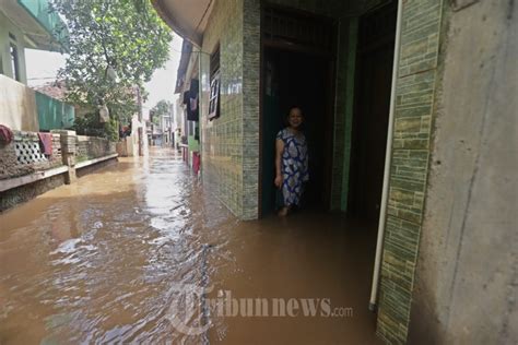 Banjir Rendam Rumah Warga Di Cipinang Melayu Foto