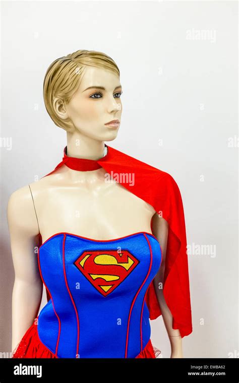 Schaufensterpuppe In Supergirl Kostüm Stockfotografie Alamy