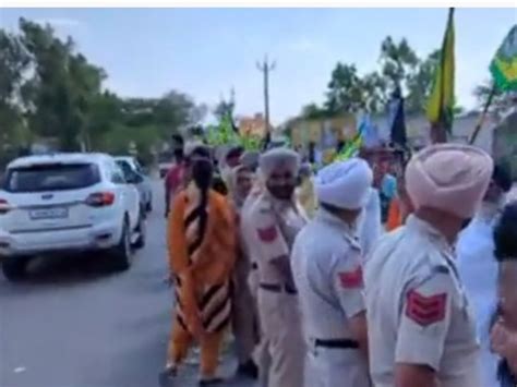 Moga Bjp Candidate Hansraj Hans Farmer Protest Shown Black Flags मोगा