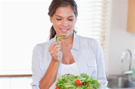 Mulher Que Come Uma Salada Imagem De Stock Imagem De Bonito