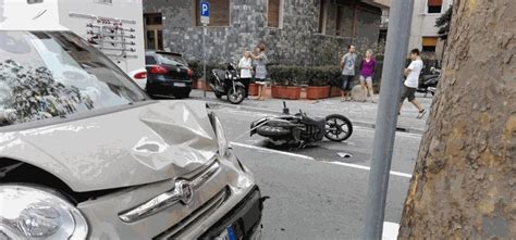 Albisola Scontro Fra Scooter E Auto Grave Donna La Stampa