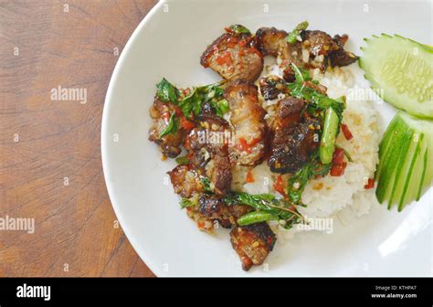 Sauté De Porc épicé Croustillant Avec Feuille De Basilic Sur Le Riz