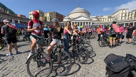 Giro D Italia A Napoli In Tanti In Bici Al Villaggio In Piazza Del