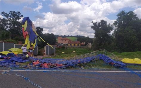 Balão cai em cima fiação elétrica de casa nas margens da BR 267 em